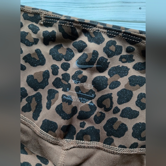 Nike One Dri Fit Leopard Glitter Leggings - Picture 5 of 8